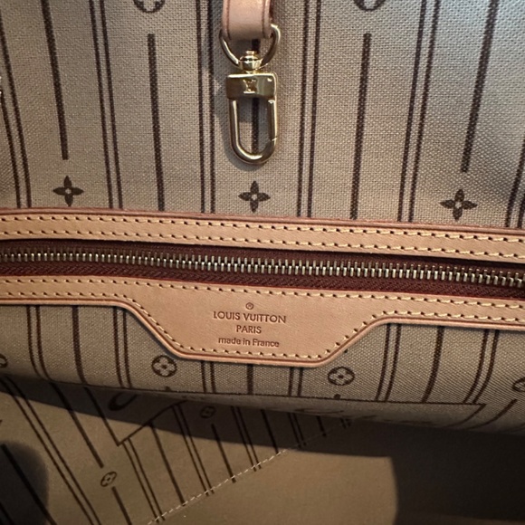 Louis Vuitton Neverfull MM - Picture 10 of 15